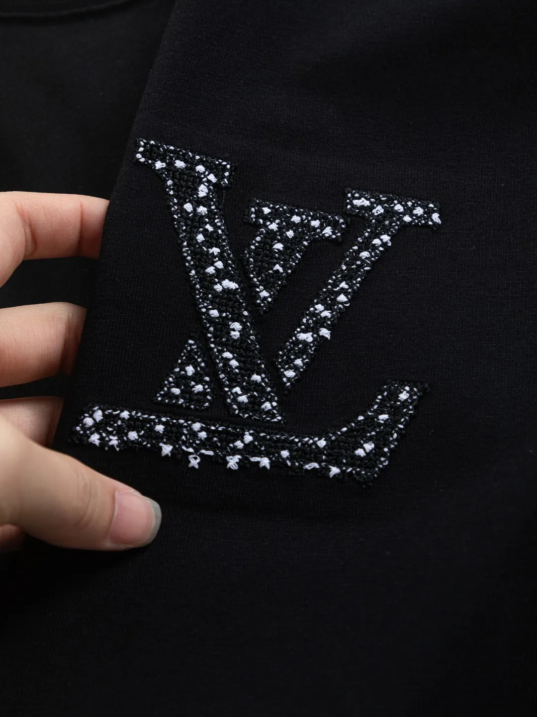 🅿️220 Louis Vuitton 1V LV lv slightly wide version S-XL LV 26ss new products are available at counters simultaneously. Multiple craftsmanship. Spotted letter logo on the chest🪡 embroidery. Large spotted letter logo on the back panel🪡 embroidery. Round neck short-sleeved T-shirt, same style for men and women! Consigned to one-to-one creation. Synchronized with the official website, pure cotton fabrics at the counter! It is close to the skin and comfortable, durable and easy to wear. It has a classic and simple logo design and meticulous original craftsmanship. Short-sleeves, a must-have item for men, do not appear to be the same for the general public, but must be unique and eye-catching. This LV short-sleeve is all about quality, comfort, the same shape and fashion as always, including fabrics and cutting techniques. All of them have been made with great effort! 320 grams of washed pure cotton fabric, pure cotton is breathable, very refreshing and comfortable for daily wear. The rib knitting on the neckline is smooth and tight, and the neckline will not be skewed if you toss it at will. The loose version, you will find that it looks really good on the upper body. The overall is minimalist and neat, super versatile for daily use! Pair it casually with a pair of pants for a youthful look. A T-shirt will make your outfit crazy. It is a fashionable item that can never go wrong! Color: Black White Size: S-XL Size chart: S: Shoulder width 50-Bust 56-Length 70 M: Shoulder width 52-Bust 57-Length 72 L: Shoulder width 54-Bust 59-Length 74 XL: Shoulder width 56-Bust 62-Length 76